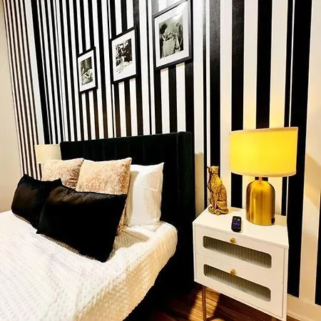 Chic Safari Haven - 2 Bd\2 Ba - Sleeps 8 Apartment Chicago