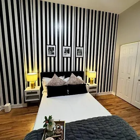 Apartment Chic Safari Haven - 2 Bd\2 Ba - Sleeps 8 Chicago