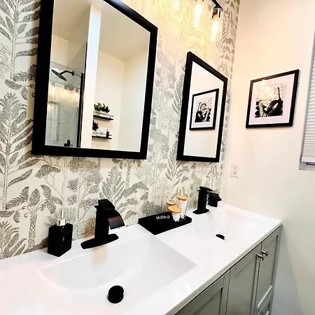 Chic Safari Haven - 2 Bd\2 Ba - Sleeps 8 *