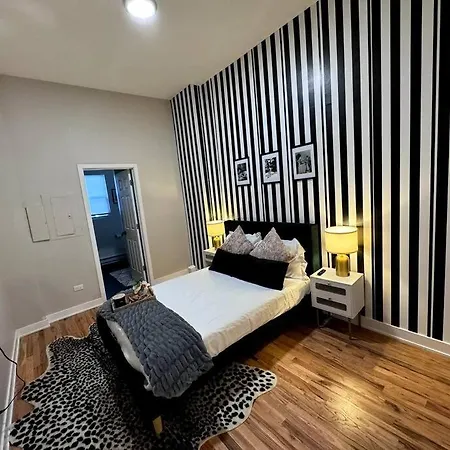 Chic Safari Haven - 2 Bd\2 Ba - Sleeps 8 Chicago