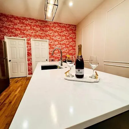 Chic Safari Haven - 2 Bd\2 Ba - Sleeps 8 Chicago