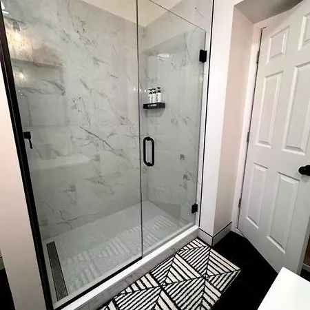 Chic Safari Haven - 2 Bd\2 Ba - Sleeps 8