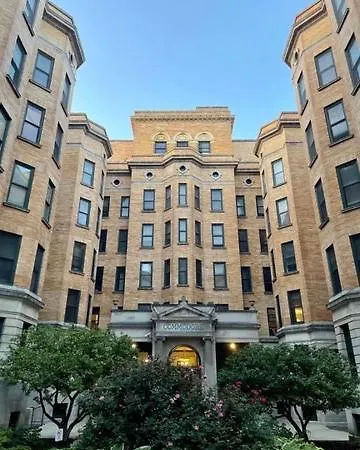 Lakeside Loft - Historic Apartment *