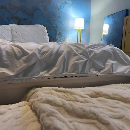 Cozy Castle - Centrally Located Connected Apartment Chicago