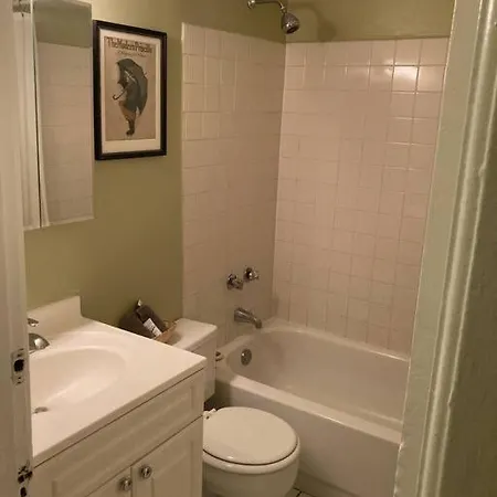 Private With Full Size Bed In Lakeview - 3c