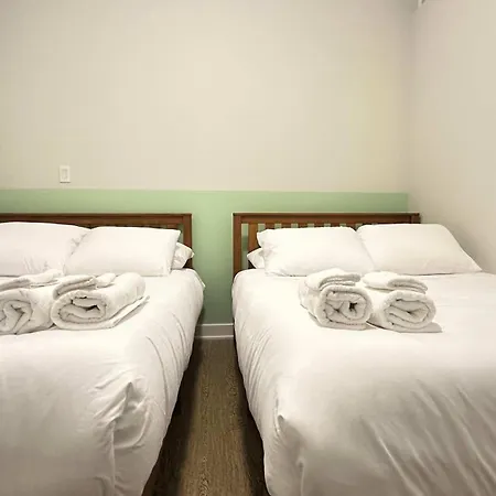 New Built Sleeps 8 Apartment Chicago