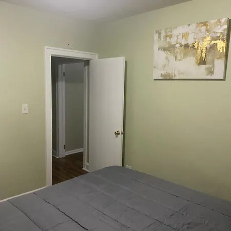 Charming 2 Bedroom 1 Bath Near Downtown Loop