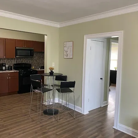 Charming 2 Bedroom 1 Bath Near Downtown Loop *