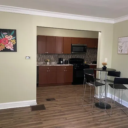 Charming 2 Bedroom 1 Bath Near Downtown Loop Apartment *