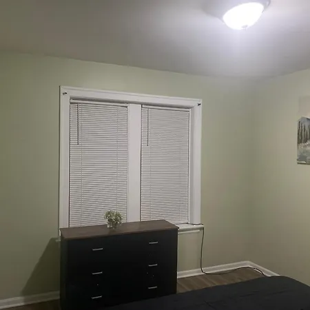 Charming 2 Bedroom 1 Bath Near Downtown Loop Apartment *