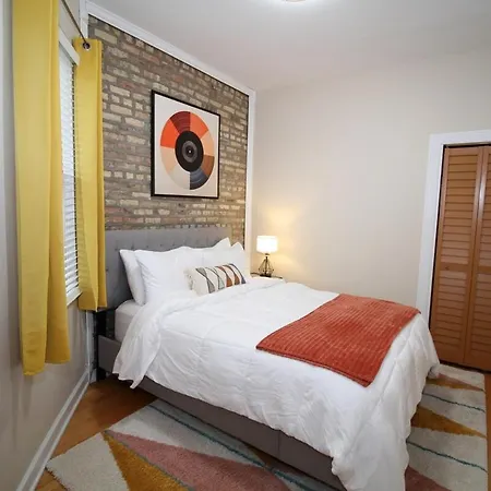 Queen Beds, Long Stay, Garage Parking, Near Train * Chicago