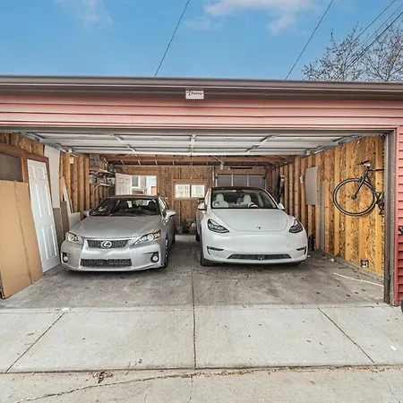 Queen Beds, Long Stay, Garage Parking, Near Train Apartment *