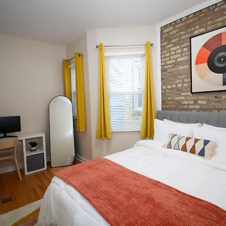 Queen Beds, Long Stay, Garage Parking, Near Train Apartment Chicago