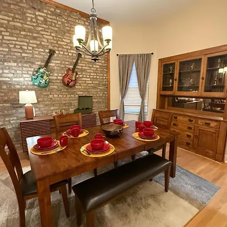 Queen Beds, Long Stay, Garage Parking, Near Train Apartment Chicago