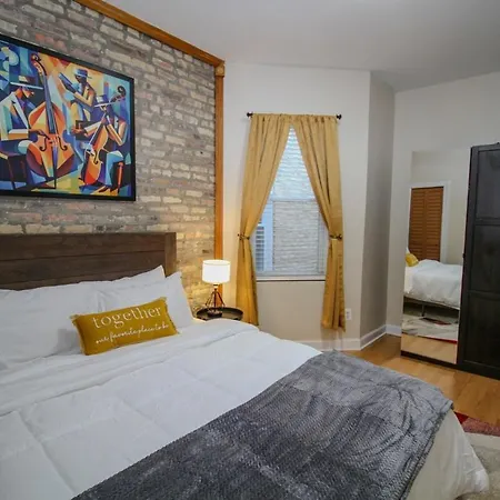 Apartment Queen Beds, Long Stay, Garage Parking, Near Train