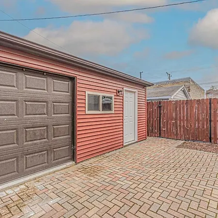 Queen Beds, Long Stay, Garage Parking, Near Train