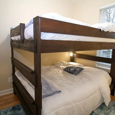 Apartment Queen Beds, Long Stay, Garage Parking, Near Train