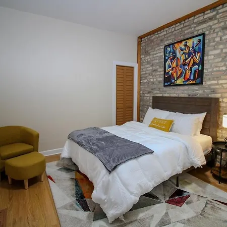 Apartment Queen Beds, Long Stay, Garage Parking, Near Train Chicago