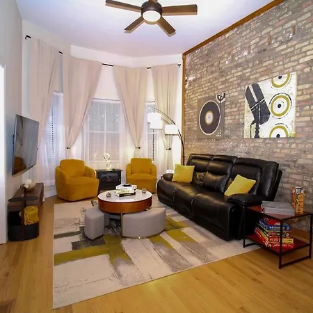 Queen Beds, Long Stay, Garage Parking, Near Train Apartment