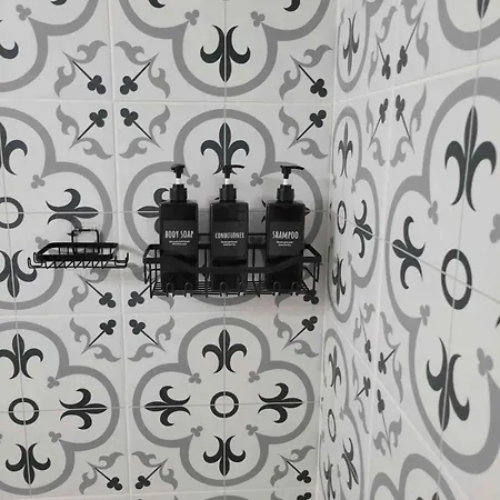 Modern Townhouse With Contemporary African Art Holiday home *