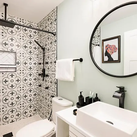Modern Townhouse With Contemporary African Art * Chicago