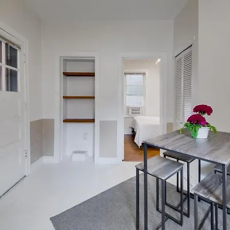 Lovely 2 Bedroom With Direct Porch Access Apartment *