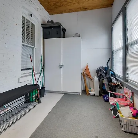 Lovely 2 Bedroom With Direct Porch Access *