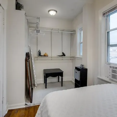 Lovely 2 Bedroom With Direct Porch Access Apartment *