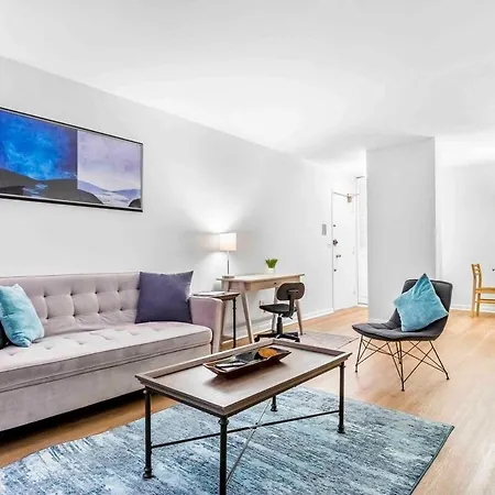 Pristine Lakeview Boystown Wrigley Haven *