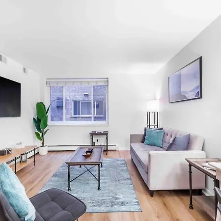 Pristine Lakeview Boystown Wrigley Haven