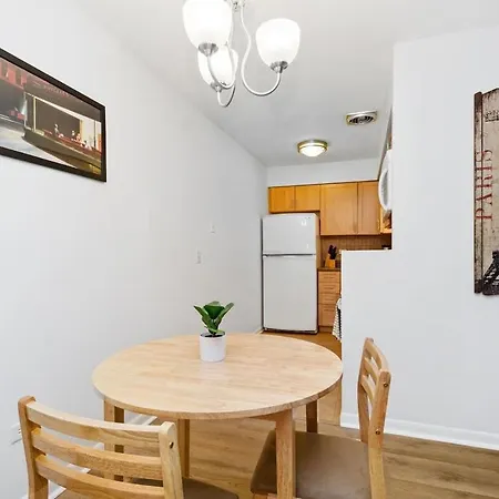 Pristine Lakeview Boystown Wrigley Haven * Chicago