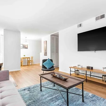 Pristine Lakeview Boystown Wrigley Haven Apartment *