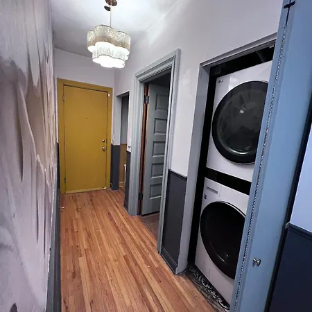 Cozy Castle - Centrally Located Connected Apartment *