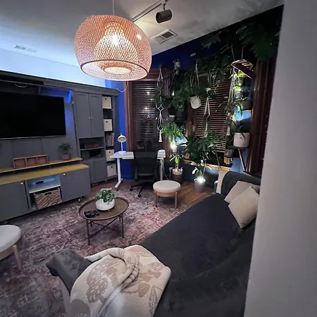 Cozy Castle - Centrally Located Connected Apartment *