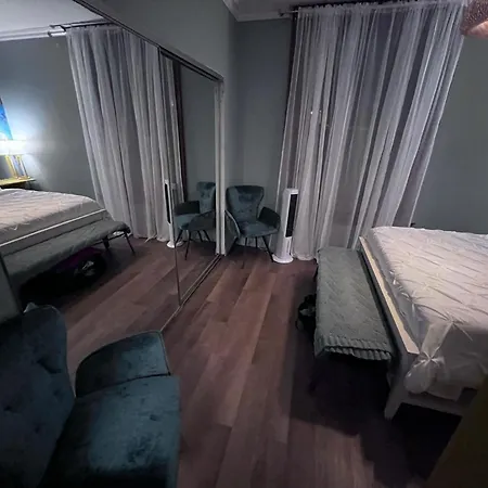 Cozy Castle - Centrally Located Connected Apartment *