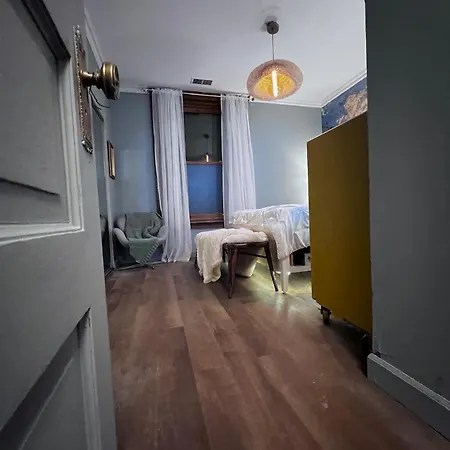 Cozy Castle - Centrally Located Connected Apartment