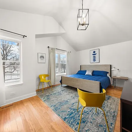 Holiday home Perfect Location Across From Park & Train Station *