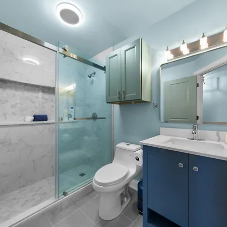 Perfect Location Across From Park & Train Station Holiday home *
