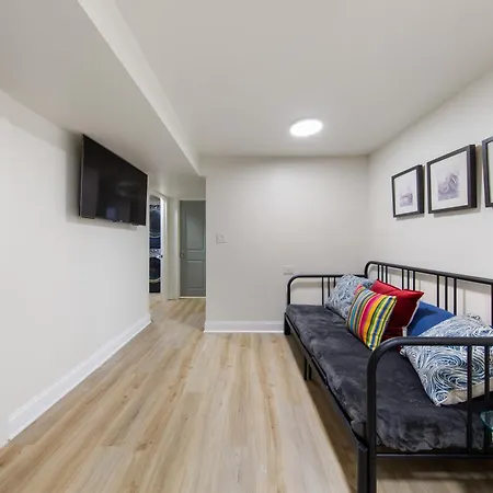 Perfect Location Across From Park & Train Station Holiday home Chicago