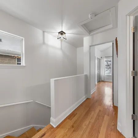 Holiday home Perfect Location Across From Park & Train Station Chicago