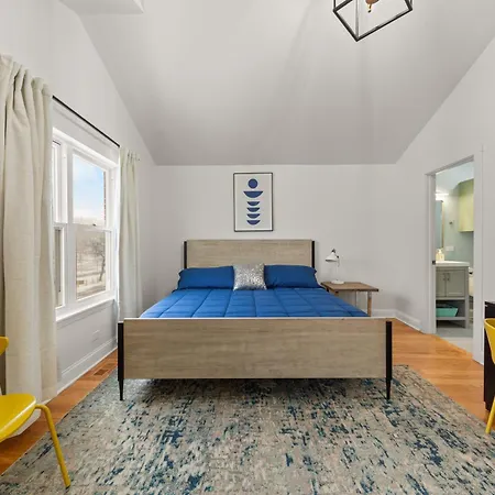 Perfect Location Across From Park & Train Station Holiday home