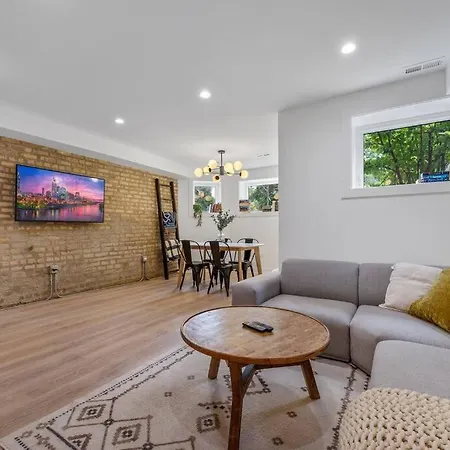 Logan Square Luxury Villa, 3 Beds, 3 Baths Apartment *