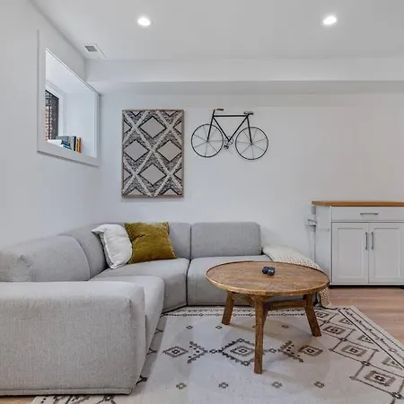 Logan Square Luxury Villa, 3 Beds, 3 Baths Apartment