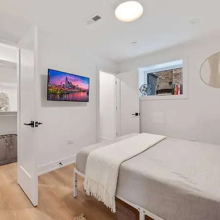 Logan Square Luxury Villa, 3 Beds, 3 Baths *