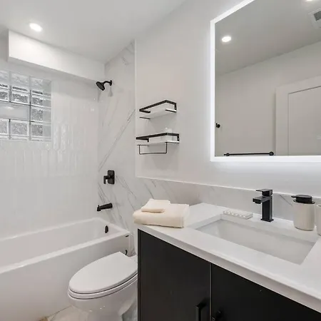 Logan Square Luxury Villa, 3 Beds, 3 Baths