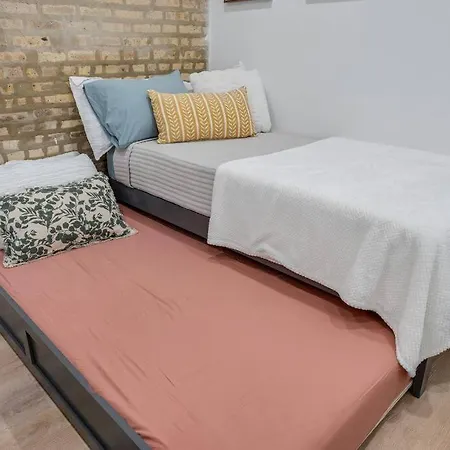 Logan Square Luxury Villa, 3 Beds, 3 Baths *