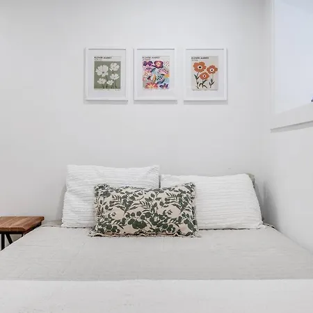 Logan Square Luxury Villa, 3 Beds, 3 Baths Apartment