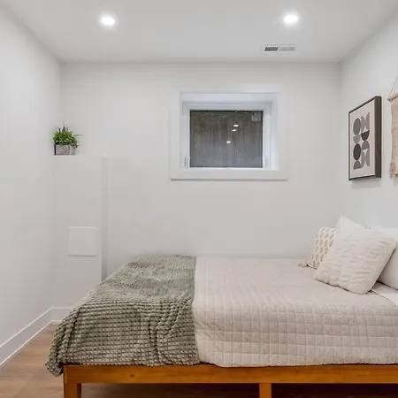 Logan Square Luxury Villa, 3 Beds, 3 Baths