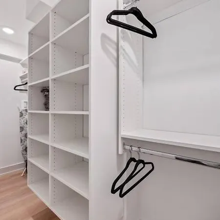 Logan Square Luxury Villa, 3 Beds, 3 Baths Apartment