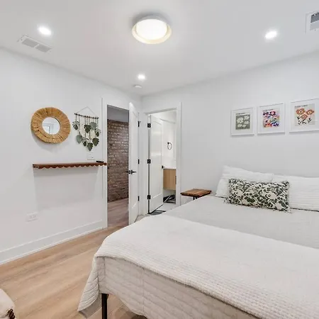 Logan Square Luxury Villa, 3 Beds, 3 Baths *